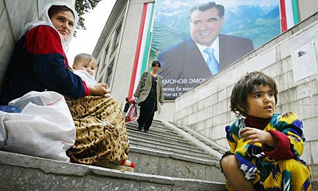 A-mother-and-her-children-007